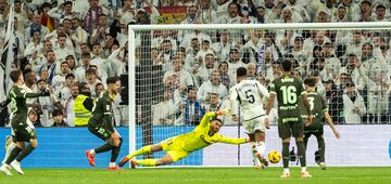 Bellingham anota su segundo gol el tercero para el Real Madrid, tras recibir un rechace, empujó la pelota a la red. Lo hizo con la izquierda, cojo, con un esguince en ese tobillo producto de un pisotón de Pablo Torre en una acción anterior.
