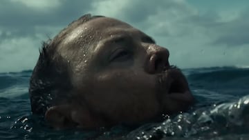 Un actor que hace del bodysurfer Rick Shearman ahogándose en Byron Bay