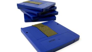 Los disquetes para desarrollo tambi谷n eran azules, a juego con la ranura. Los comerciales eran gris claro, como los cartuchos.
