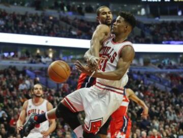 Jimmy Butler disputa el balón con Ramon Sessions.