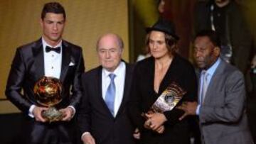 El pasado enero, Nadine Angerer (en la foto, con sombrero, junto a Cristiano, Blatter y Pelé el día que recibió el trofeo como mejor jugadora de la FIFA) ya avisó del problema. Las jugadoras dieron de plazo a la FIFA para rectificar hasta el pasado 25 de septiembre. Frente al silencio administrativo han demandado ante el Tribunal de Derechos Humanos.