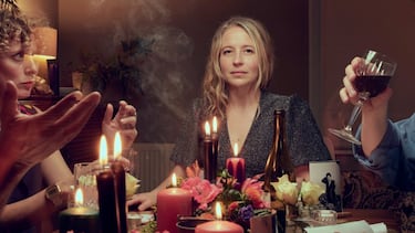 Si prefieres el silencio a la conversación en una cena de Nochevieja, la psicología dice que tienes estos rasgos comunes