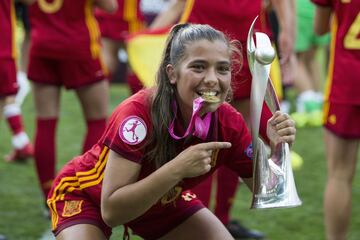 España campeona de Europa. La española Maria Llompart posando con el trofeo.
