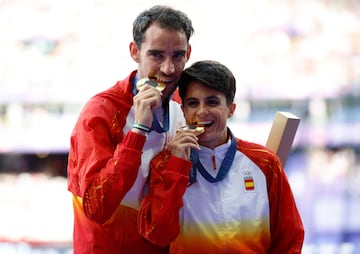 Álvaro Martín y María Pérez, con el oro olímpico.