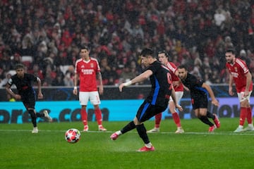 4-3. Robert Lewandowski, calca el lanzamiento de su primer gol desde los once metros y marca el tercero del conjunto cul.