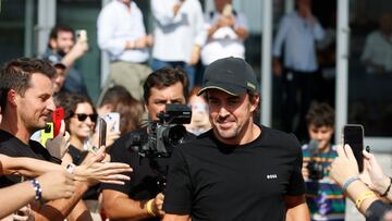 MADRID, 06/09/2023.- El piloto español de Fórmula Uno Fernando Alonso, de la escudería Aston Martin, participa en un acto de Finetwork junto al CEO de la marca, Óscar Vilda, y la actuación musical de DJ Nano, este miércoles en el circuito del Jarama (Madrid). EFE/ Javier Lizón