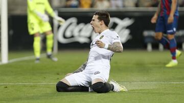 Santi Mina.