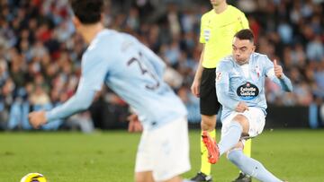 VIGO (PONTEVEDRA), 06/12/2024.- El delantero del Celta de Vigo Iago Aspas (d) lanza una falta durante el partido de la jornada 16 de LaLiga que Celta de Vigo y RCD Mallorca juegan este viernes en el estadio de Balaídos, en Vigo. EFE/ Salvador Sas