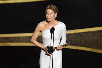 Renée Zellweger con la estatuilla apor 'Judy'.