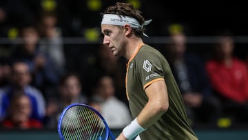 NANTERRE (France), 29/10/2025.- Casper Ruud of Norway reacts during his second round match against Daniel Altmaier of Germany at the ATP Paris Masters tennis tournament in Nanterre, outside Paris, France, 29 October 2025. (Tenis, Francia, Alemania, Noruega) EFE/EPA/CHRISTOPHE PETIT TESSON