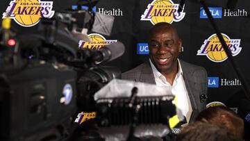 TOPSHOT - LOS ANGELES, CALIFORNIA - APRIL 09: Magic Johnson reacts as he speaks to the press resigning as Los Angeles Lakers President of Basketball Operations before the game against the Portland Trail Blazers at Staples Center on April 09, 2019 in Los Angeles, California.   Harry How/Getty Images/AFP NOTE TO USER: User expressly acknowledges and agrees that, by downloading and or using this photograph, User is consenting to the terms and conditions of the Getty Images License Agreement. (Photo by Harry How / GETTY IMAGES NORTH AMERICA / AFP)