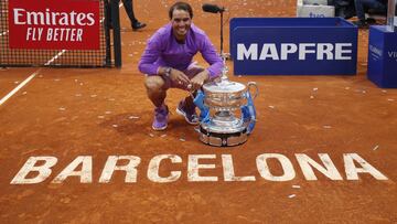 El tenista español Rafa Nadal posa con el trofeo de campeón del Barcelona Open Banc Sabadell 2021 tras ganar en la final al griego Stefanos Tsitsipas.