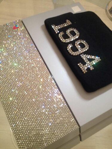 2.000 libras por una PS4 de cristales de Swarovski