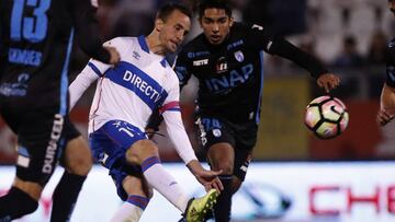 Fútbol, Universidad Catolica vs Deportes Iquique.
Campeonato de Transición 2017.
El jugador de Universidad Catolica Jose Pedro Fuenzalida, centro, convierte un gol contra Deportes Iquique durante el partido de primera division en el estadio San Carlos de Apoquindo.
Santiago, Chile.
14/10/2017
Martin Thomas/Photosport**********
Football, Universidad Catolica vs Deportes Iquique.
Transition championship 2017.
Universidad Catolica's player Jose Pedro Fuenzalida, center, scores against Deportes Iquique during the first division football match held at the San Carlos de Apoquindo Stadium in Santiago, Chile.
14/10/2017
Martin Thomas/Photosport