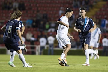 El Estadio Corregidora reunió a grandes ex Estrellas de América y de Europa, por ello te presentamos las mejores imágenes que dejó este duelo.