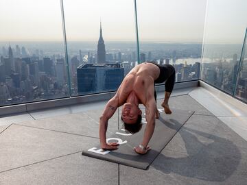 Un grupo de personas hace yoga en la azotea de un edificio de Manhattan (Nueva York). Como ocurre con muchos tipos de ejercicios al aire libre, esta práctica cogió gran demanda durante la pandemia del coronavirus, y no se ha pasado de moda, sino más bien al contrario: hay semanas de lista de espera para asistir a las clases.