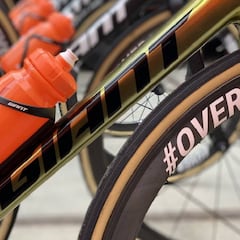 Van Avermaet reivindica su oro olímpico con su bici dorada