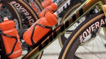 Imagen del cuadro dorado de la bicicleta con la que Greg Van Avermaet compitió en la Het Nieuwsblad.