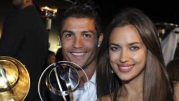 <b>FELIZ. </b>Cristiano posa con los trofeos.