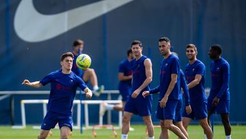 Gavi controla el balón mientras Busquets, Lewandowski y Ferran Torres le observan con una sonrisa.