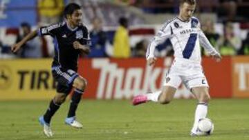 David Beckham perseguido por Rafael Baca durante el encuentro ante los San Jose Earthquakes.