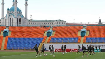 TOL002 KAZ&Aacute;N (RUSIA), 23/06/17.- La selecci&oacute;n mexicana de f&uacute;tbol calienta antes de una sesi&oacute;n de entrenamiento en Kaz&aacute;n (Rusia) hoy, 23 de junio del 2017, con vistas al pr&oacute;ximo encuentro de la Copa Confederaciones entre M&eacute;xico y Rusia, el pa&iacute;s anfitir&oacute;n, del pr&oacute;ximo dia 24 de junio. EFE/TOLGA BOZOGLU