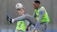 Tottenham y Everton buscan los reemplazos de Davinson y Mina