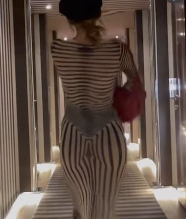 Ester Exp車sito, con un vestido efecto desnudo que lucieron antes Megan Fox y Kylie Jenner
