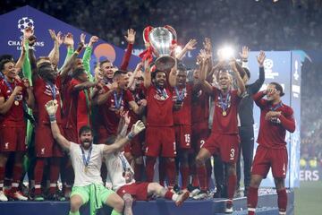 Salah levanta el trofeo que acredita al Liverpool como campe&oacute;n de la Champions League 2018-2019.