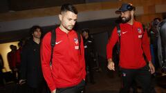 Vitolo, tercera vez que regresa desde que en verano se fue, en la llegada del Atl&eacute;tico de Madrid a Sevilla para jugar en el Pizju&aacute;n. A su lado, Costa. Detr&aacute;s, Tiago. 