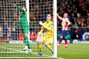 Tras el desvío del balón, Edgar Badía no puede hacer nada por evitar  el gol.