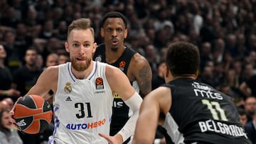 Real Madrid�s Dzanan Musa (L) challenges Partizan�s Dante Exum (R) during the Euroleague basketball quarter final match between Partizan Belgrade and Real Madrid at the �Stark Arena� in Belgrade on May 2, 2023. (Photo by ANDREJ ISAKOVIC / AFP)