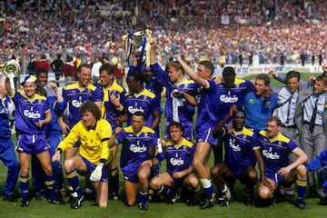 En el Wimbledon F. C. formó parte del equipo conocido como Crazy Gang, una plantilla con jugadores como Dennis Wise, John Fashanu, Laurie Cunningham, Dave Beasant o Lawrie Sanchez. En 1988 ganaron una FA Cup frente al Liverpool.