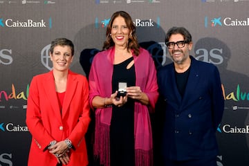 Elisa Aguilar, presidenta de la Federación Española de Baloncesto y Vicente Jiménez, Director del Diario AS con Elisabeth Cebrián.
