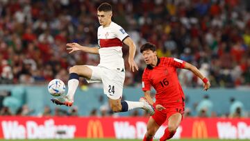 Doha (Qatar), 02/12/2022.- Antonio Silva of Portugal (L) in action against Uijo Hwang of South Korea during the FIFA World Cup 2022 group H soccer match between South Korea and Portugal at Education City Stadium in Doha, Qatar, 02 December 2022. (Mundial de Fútbol, Corea del Sur, Catar) EFE/EPA/Rungroj Yongrit