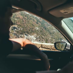 Multas de la DGT ¿me pueden multar por conducir con el brazo apoyado en la ventanilla?