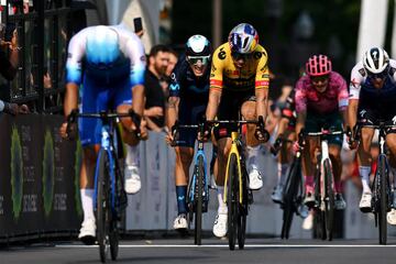 Cortina, detrás de Van Aert, llega a meta en el GP de Québec (Canadá).