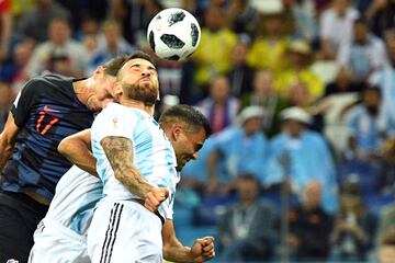 Nicolás Otamendi con Mario Mandzukic.