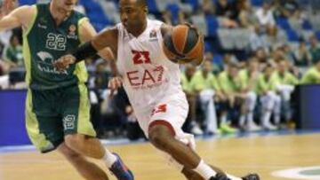 El pívot eslovaco del Unicaja Zoran Dragic defiende la internada del estadounidense Keith Langford, del Emporio Armani Milán, durante el partido de la Euroliga de baloncesto disputado esta tarde en el Palacio de Deportes José María Martín Carpena, en Málaga.