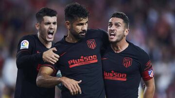 Morata y Koke rodean a Costa que no celebró el gol que marcó al Sevilla, después anulado por el árbitro porque Correa estaba en fuera de juego.