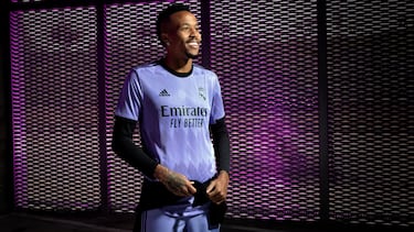 El Real Madrid junto con Adidas ha presentado la que será la segunda equipación para la temporada 22/23. El color es un nuevo tono de morado, que se combina con el negro en los detalles de la camiseta como el cuello redondo o las franjas de los hombros.