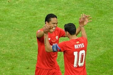 En 2015, Reyes lideró al Sevilla portando el brazalete de capitán en la final europea ante el Dnipro, en la que dio un espectacular pase de gol a Bacca.