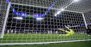 Letexier señaló pena máxima por el agarrón de Asencio a Mikel Merino. El encargado de tirarlo fue Saka y una mano espectacular de Courtois evitó el 0-1.