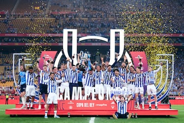 El conjunto txuri‑urdin celebra sobre el césped el título de la Copa del Rey, logrado tras una final que se resolvió en la tanda de penaltis.