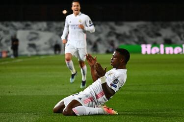 El enfado de Zidane hace que, desde entonces, los jugadores blancos entren en una dinámica positiva: superan obstáculos tanto en Liga como en Europa. Eliminan al Atalanta en dos partidos donde el esfuerzo es la baza capital. Al Liverpool, campeón en 2019, le supera en una noche brillante de Vinicius, que logra dos goles, siendo el primero una maravilla: controló un balón mandado por Kroos antes de batir a Alisson con un tiro cruzado.