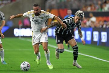 Carvajal y Garnacho luchan por un balón.