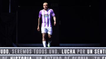 VALLADOLID, 02/09/2022.- El centrocampista brasile?o Robert Kenedy durante su presentaci¨®n este viernes como nuevo jugador del Real Valladolid procedente del Chelsea en el estadio Jos¨¦ Zorrilla de Valladolid. EFE/ Nacho Gallego