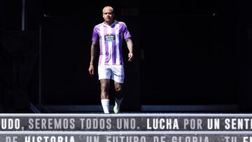 VALLADOLID, 02/09/2022.- El centrocampista brasileño Robert Kenedy durante su presentación este viernes como nuevo jugador del Real Valladolid procedente del Chelsea en el estadio José Zorrilla de Valladolid. EFE/ Nacho Gallego
