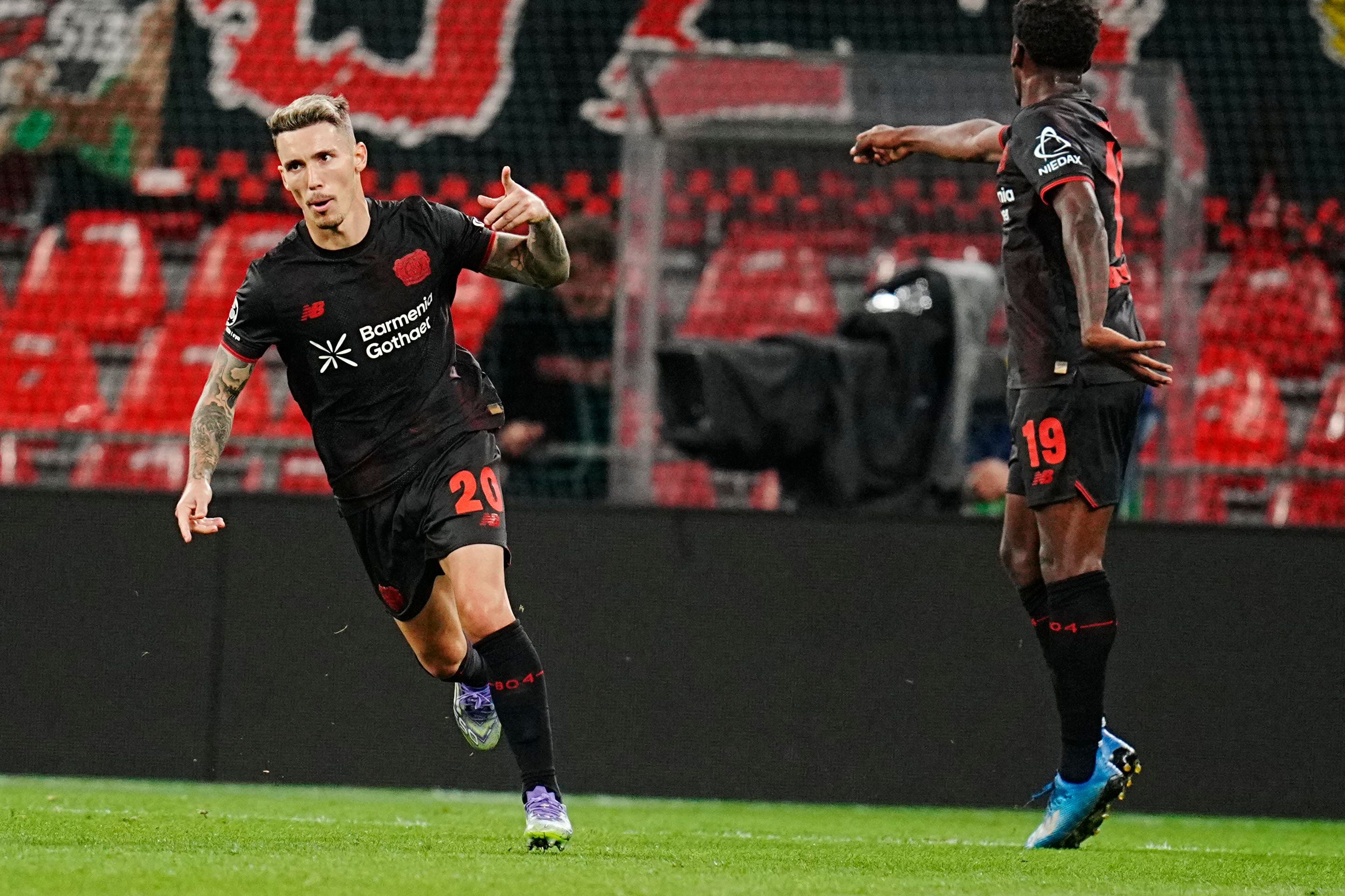 Grimaldo y Echeverri salvan al Bayer