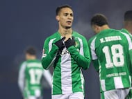 Real Betis' Brazilian forward #07 Antony Matheus Dos Santos points to his tattoo reading �Iluminado� as he celebrates scoring Real Betis' third goal during the UEFA Europa League, league phase, football match between Dinamo Zagreb and Real Betis at the Maksimir Stadium, in Zagreb, on December 11, 2025. (Photo by MARKO PERKOV / AFP)